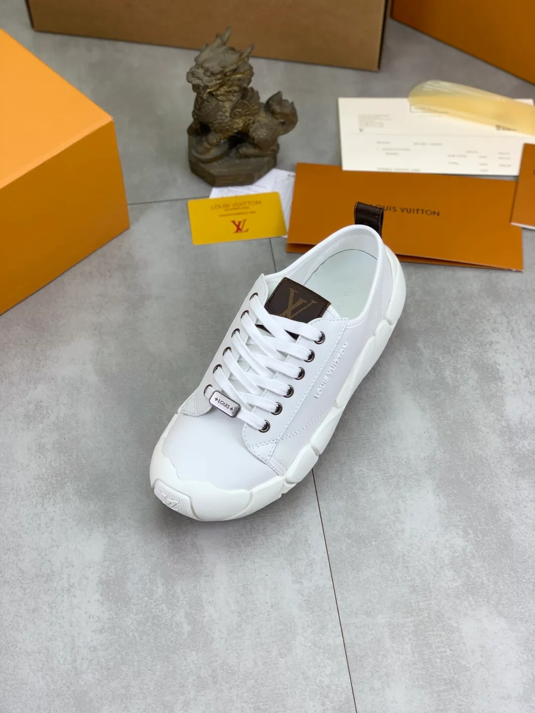 Men's men's shoes 💰P600 new style super hot 🔥 LV Bubble Bubble cloud shoes new casual sports shoes All stars have the same style. It's really good-looking and has a sense of technology and luxury. The shoe shape is smooth and not bulky, and small girls can easily handle it. TPU injection molded rice flower outsole, leather lining with breathable space mesh, molded cowhide feet, calfskin surface Code number: 35-40 (customized for 41 42) Color: black white silver